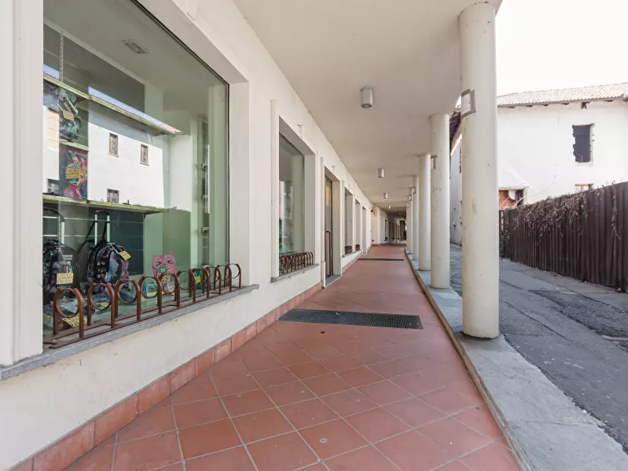 Immagine 25 di Negozio in affitto  in Via del Collegio a Chivasso