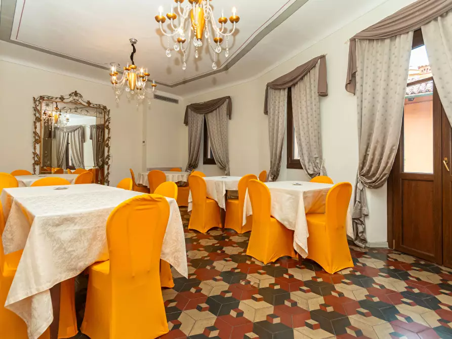 Immagine 21 di Negozio in vendita  in Piazza Sette Martiri a Candia Canavese