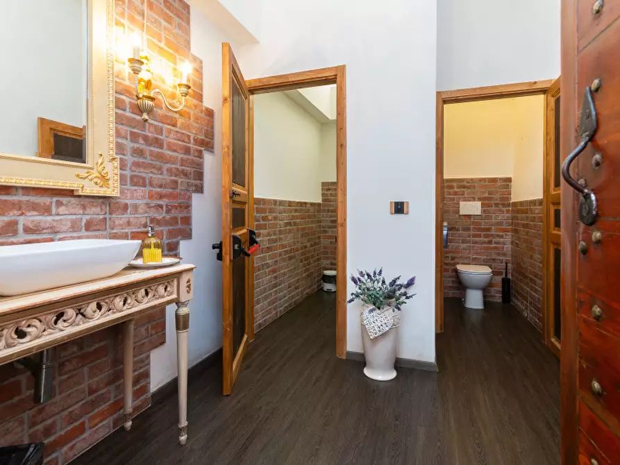 Immagine 34 di Negozio in vendita  in Piazza Sette Martiri a Candia Canavese