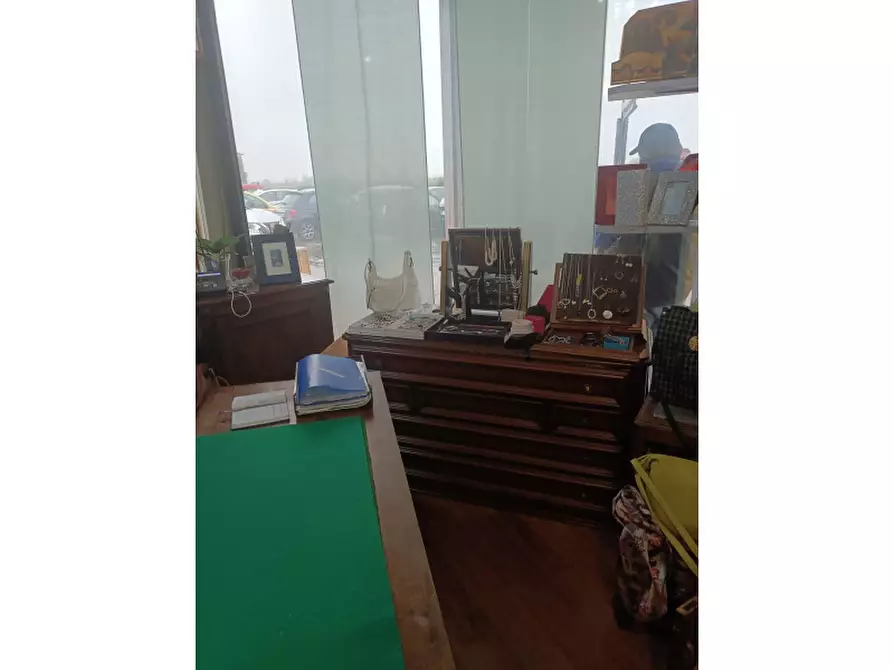 Immagine 9 di Negozio in vendita  in Via Nuova Circonvallazione a Caluso