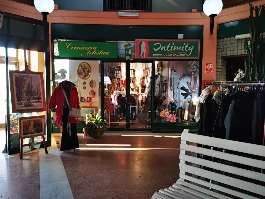 Immagine 2 di Negozio in vendita  in Via Nuova Circonvallazione a Caluso