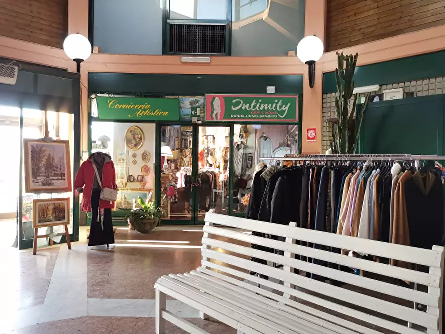 Immagine 3 di Negozio in vendita  in Via Nuova Circonvallazione a Caluso