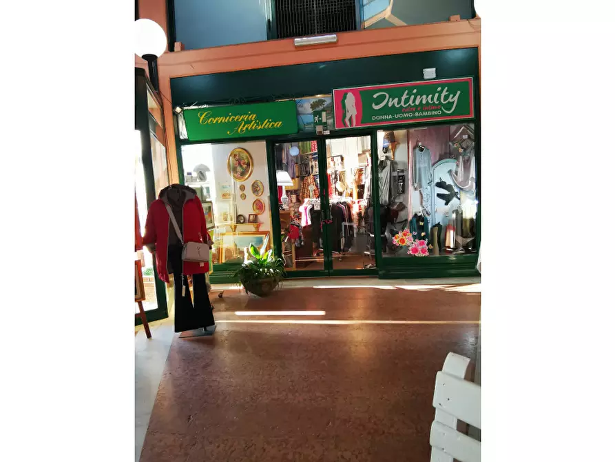 Immagine 5 di Negozio in vendita  in Via Nuova Circonvallazione a Caluso