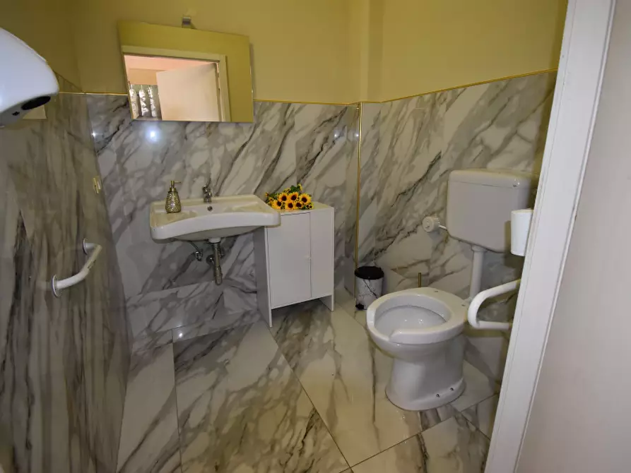 Immagine 8 di Negozio in vendita  in Via Trinità a Sala Consilina