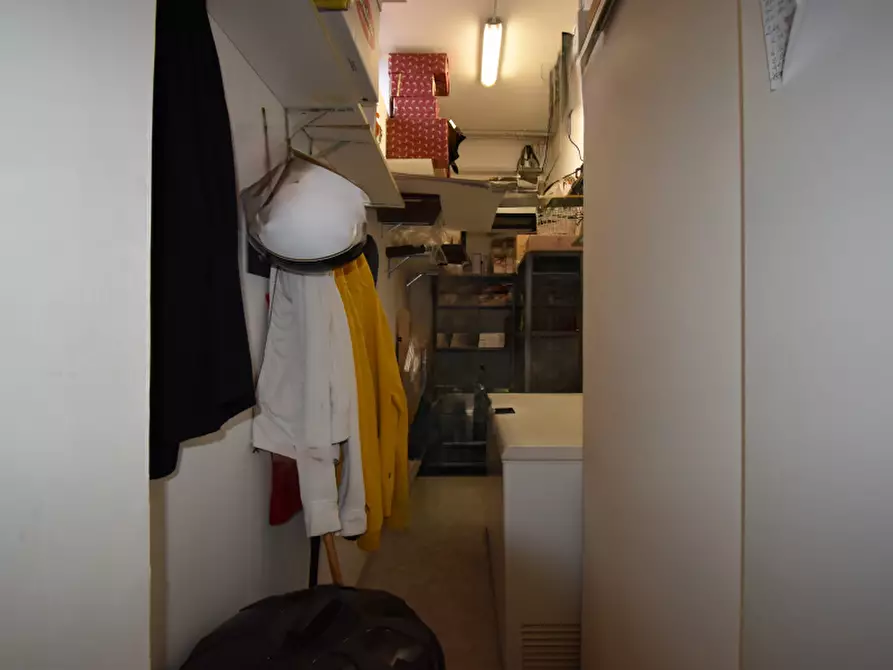 Immagine 10 di Negozio in vendita  in Via Trinità a Sala Consilina