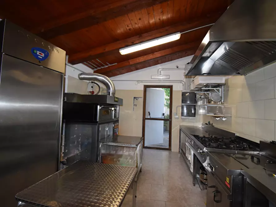 Immagine 11 di Negozio in vendita  in Via Trinità a Sala Consilina