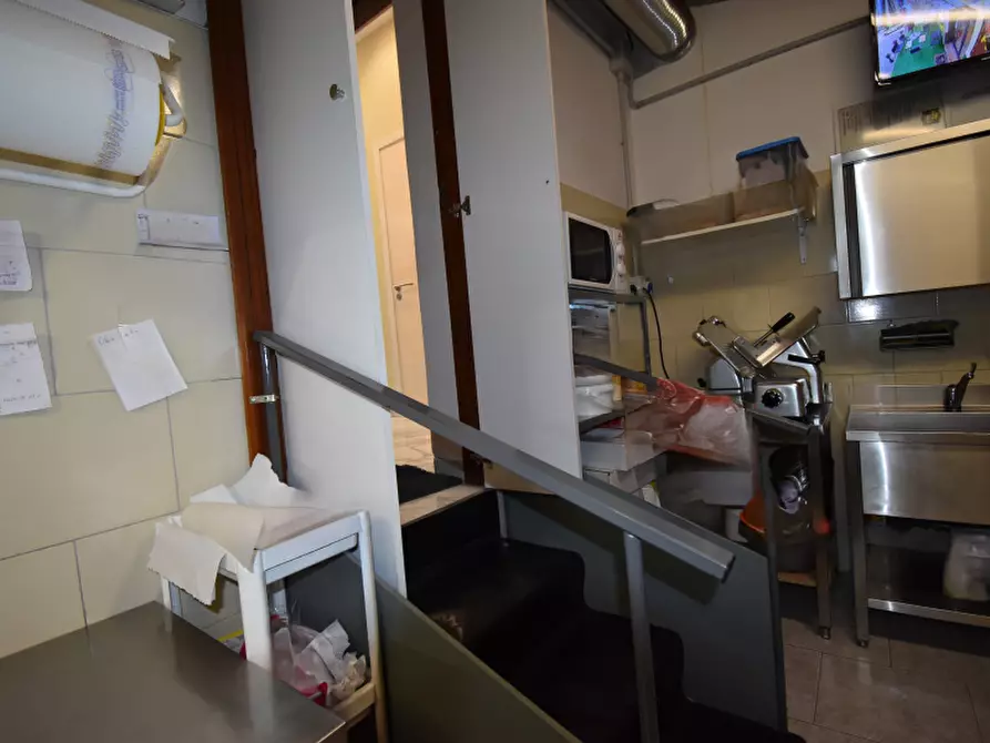 Immagine 14 di Negozio in vendita  in Via Trinità a Sala Consilina