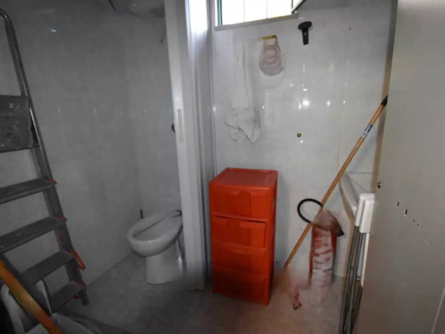 Immagine 15 di Negozio in vendita  in Via Trinità a Sala Consilina