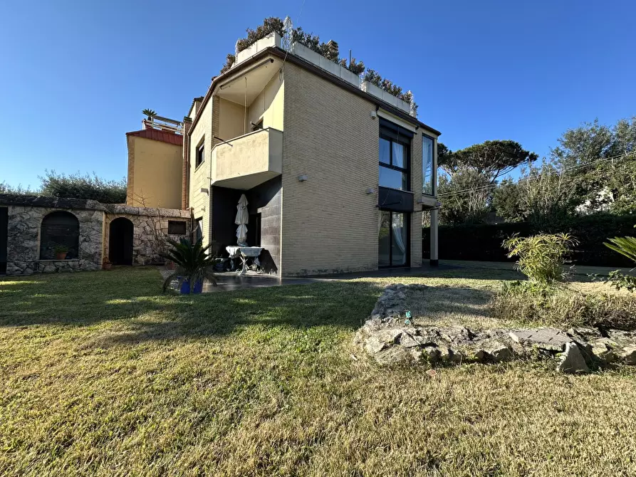 Immagine 1 di Villa in vendita  in Via delle Begonie a Anzio