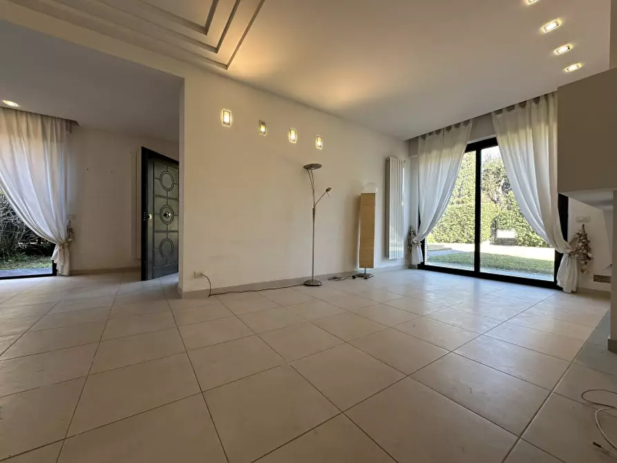 Immagine 34 di Villa in vendita  in Via delle Begonie a Anzio