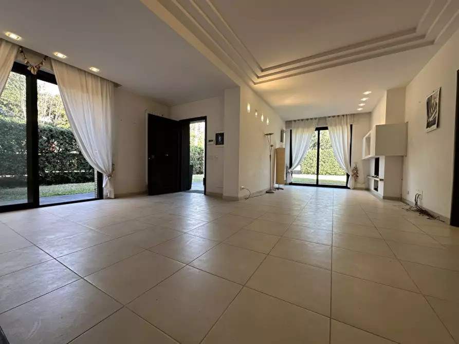 Immagine 37 di Villa in vendita  in Via delle Begonie a Anzio