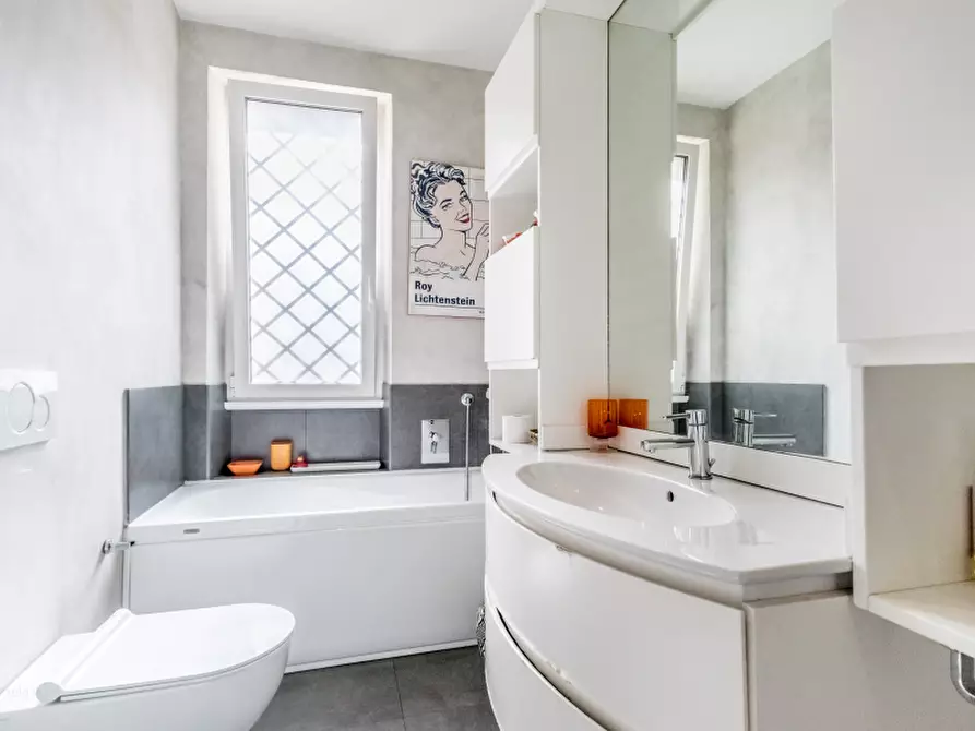 Immagine 30 di Appartamento in vendita  in Via degli Avignonesi a Roma