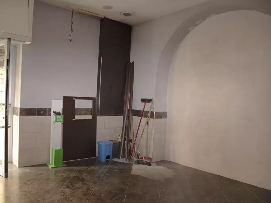 Immagine 20 di Negozio in affitto  in Via Metauro a Roma