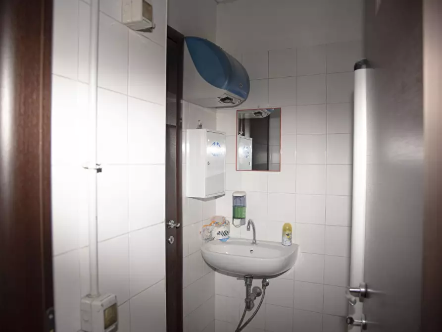 Immagine 21 di Negozio in affitto  in Via Metauro a Roma