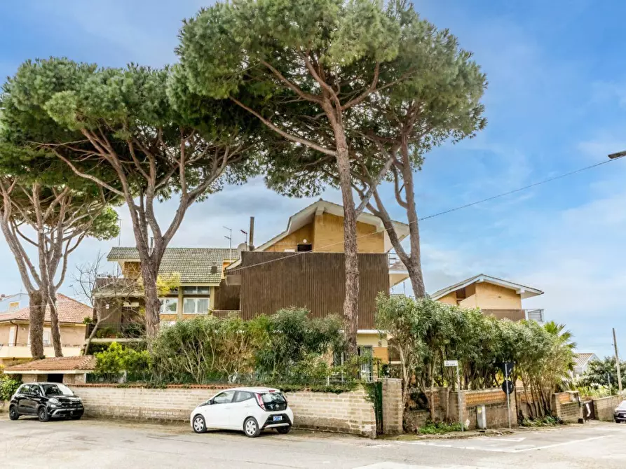 Immagine 1 di Villa in vendita  in Piazza del Poggio a Anzio
