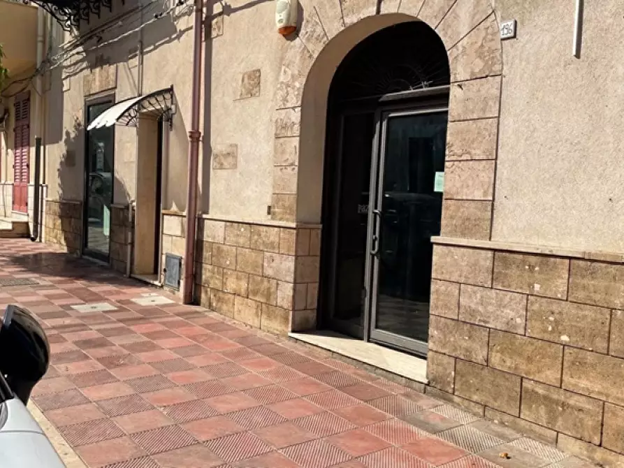 Immagine 1 di Negozio in affitto  in Via Vittorio Emanuele III a Terrasini