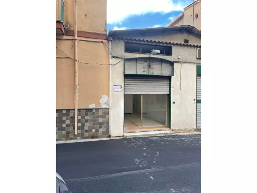 Immagine 1 di Negozio in vendita  in Via Virgilio a Castellammare Di Stabia