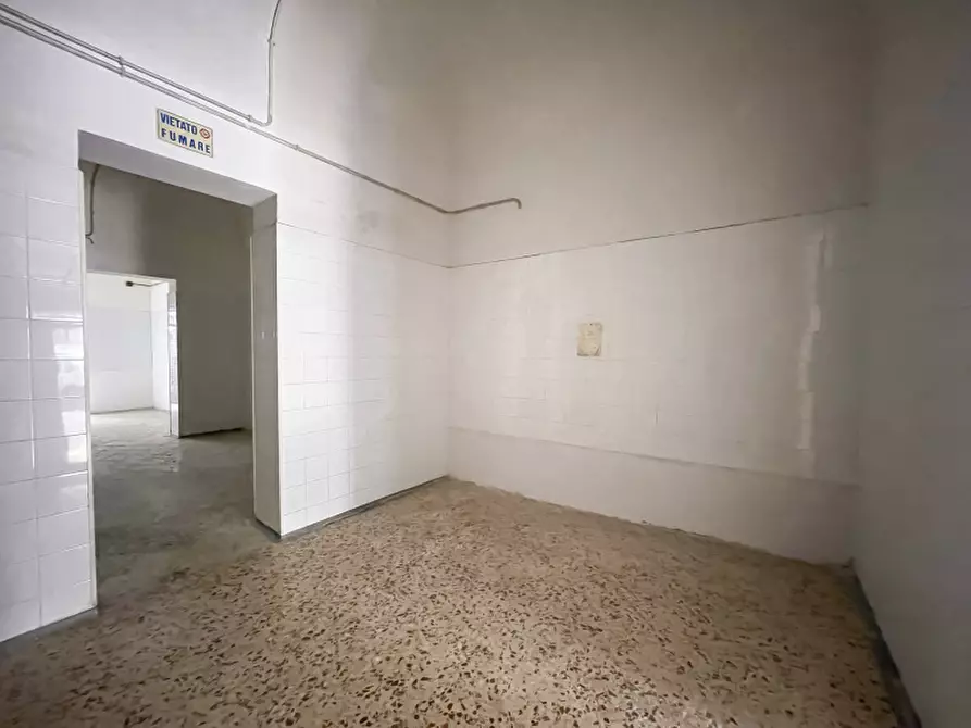 Immagine 7 di Negozio in vendita  in Via Enrico Albanese a Palermo
