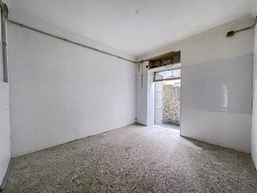 Immagine 11 di Negozio in vendita  in Via Enrico Albanese a Palermo