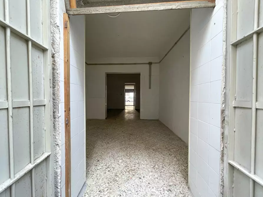 Immagine 13 di Negozio in vendita  in Via Enrico Albanese a Palermo