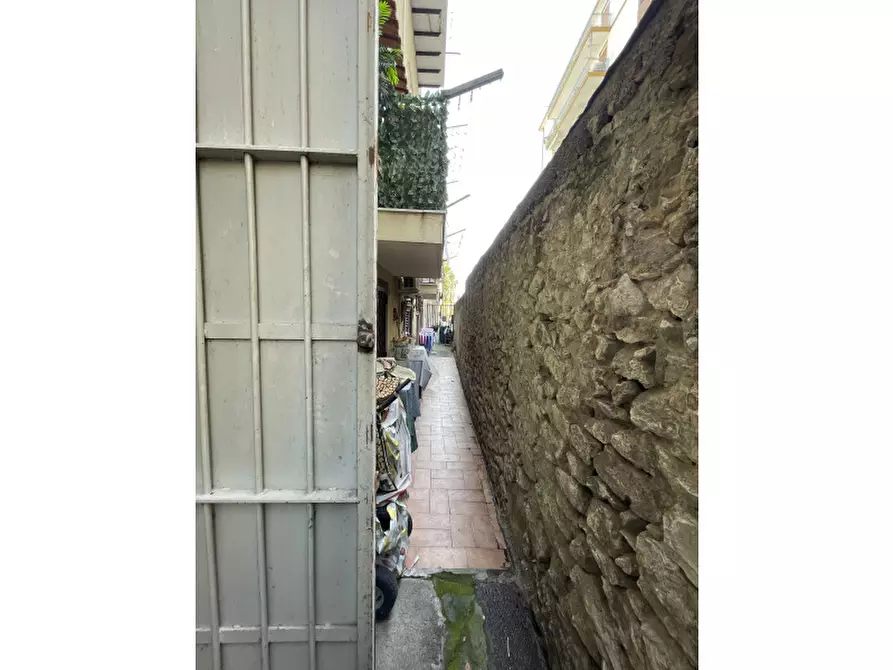 Immagine 14 di Negozio in vendita  in Via Enrico Albanese a Palermo