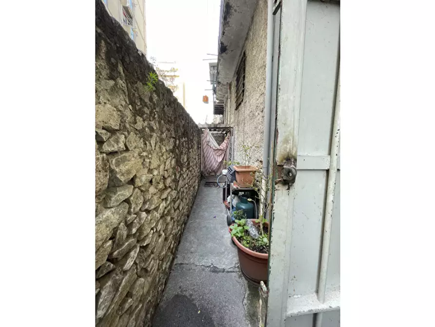 Immagine 15 di Negozio in vendita  in Via Enrico Albanese a Palermo