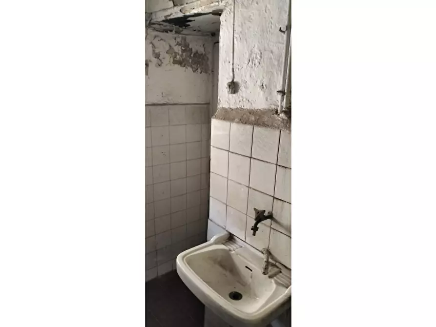 Immagine 14 di Negozio in affitto  in Via Villagrazia a Palermo