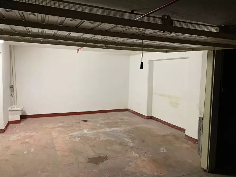 Immagine 11 di Box auto in vendita  in Via Portogallo a Palermo