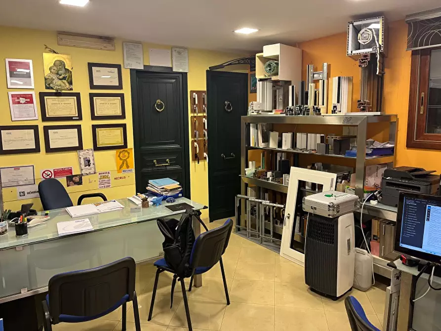 Immagine 23 di Negozio in vendita  in Via Mario Trapassi a Palermo