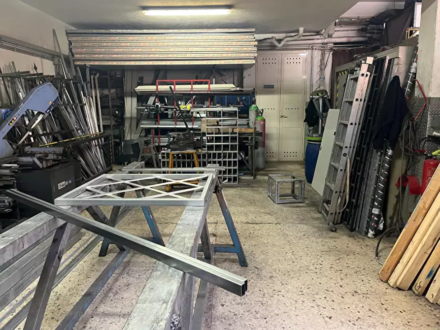 Immagine 24 di Negozio in vendita  in Via Mario Trapassi a Palermo