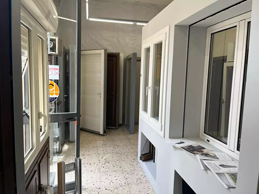 Immagine 25 di Negozio in vendita  in Via Mario Trapassi a Palermo