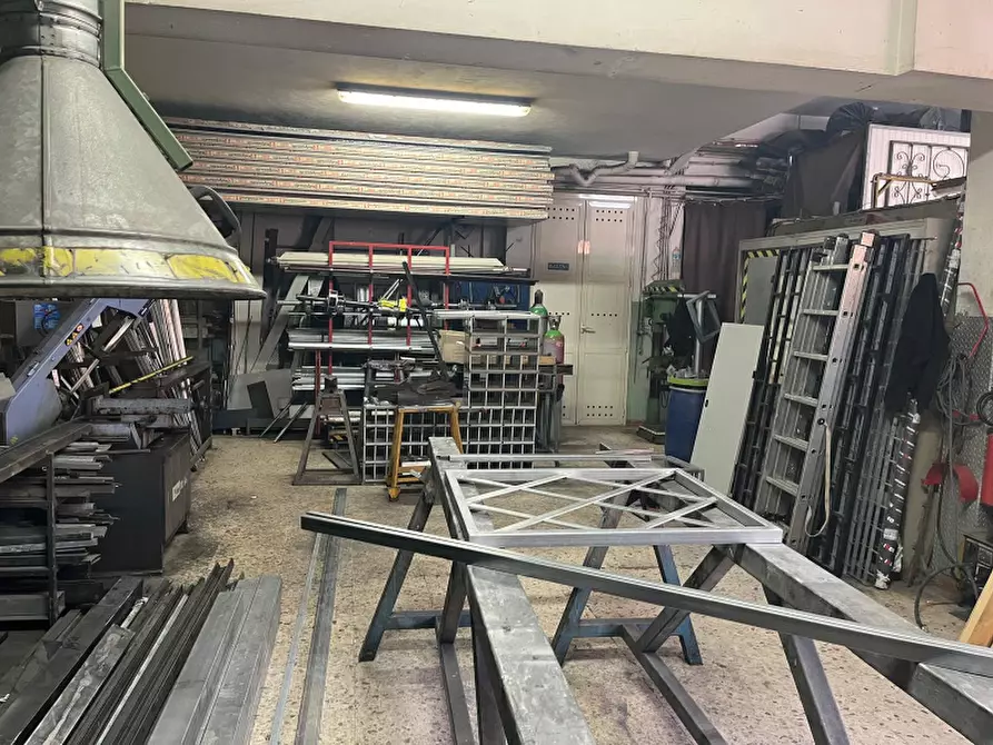 Immagine 28 di Negozio in vendita  in Via Mario Trapassi a Palermo