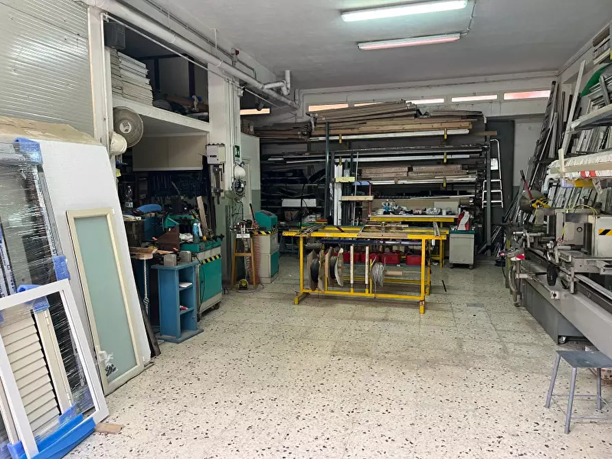 Immagine 29 di Negozio in vendita  in Via Mario Trapassi a Palermo