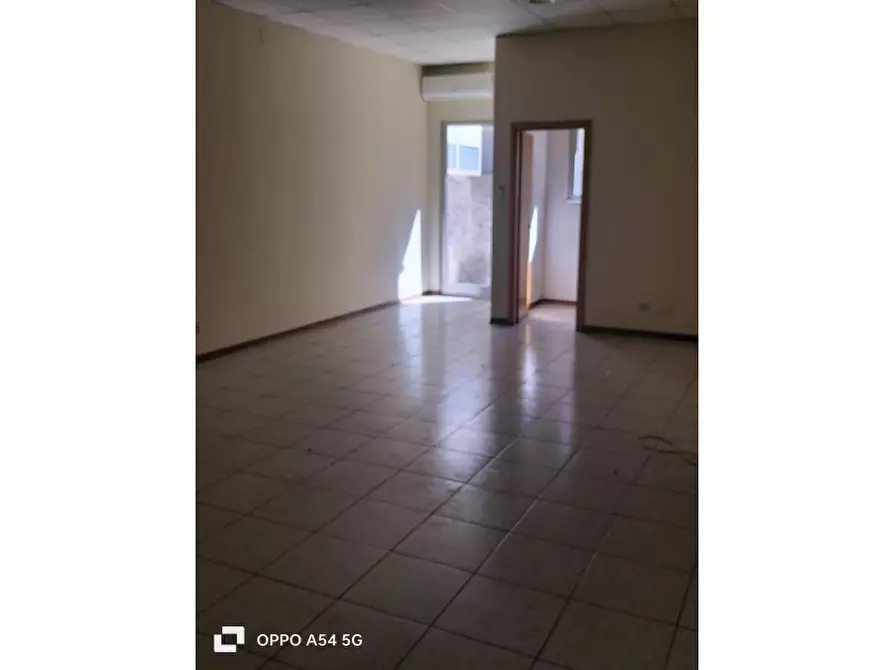 Immagine 11 di Negozio in vendita  in Via Messina a Catania