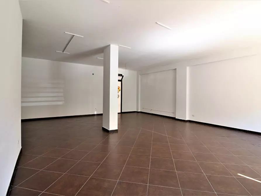 Immagine 3 di Negozio in vendita  in Via Corradino di Svevia a Bagheria