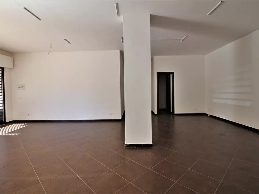 Immagine 7 di Negozio in vendita  in Via Corradino di Svevia a Bagheria