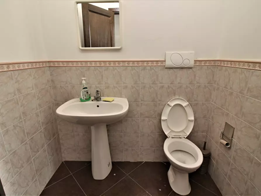 Immagine 10 di Negozio in vendita  in Via Corradino di Svevia a Bagheria