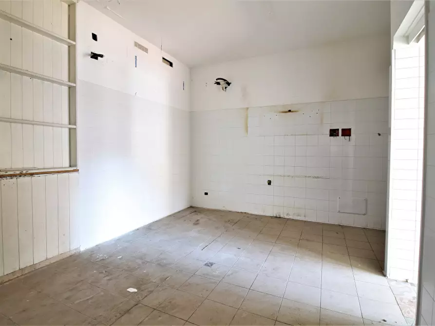 Immagine 10 di Negozio in affitto  in Via Vittorio Emanuele Orlando a Santa Flavia