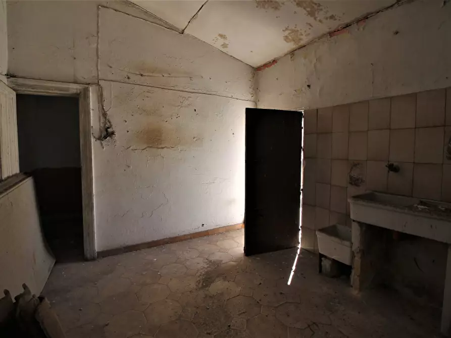 Immagine 8 di Palazzo in vendita  in Via Polizzi a Bagheria