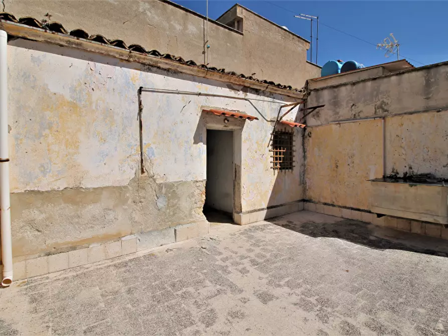 Immagine 4 di Palazzo in vendita  in Via Polizzi a Bagheria