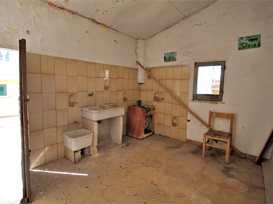 Immagine 5 di Palazzo in vendita  in Via Polizzi a Bagheria