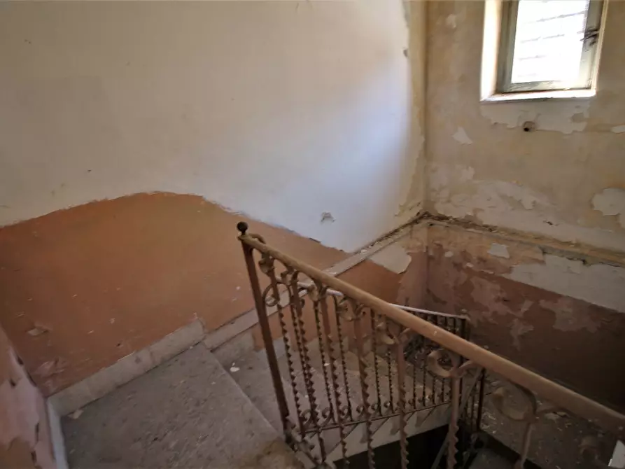 Immagine 9 di Palazzo in vendita  in Via Polizzi a Bagheria