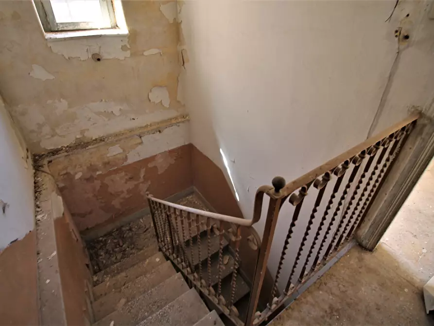 Immagine 10 di Palazzo in vendita  in Via Polizzi a Bagheria