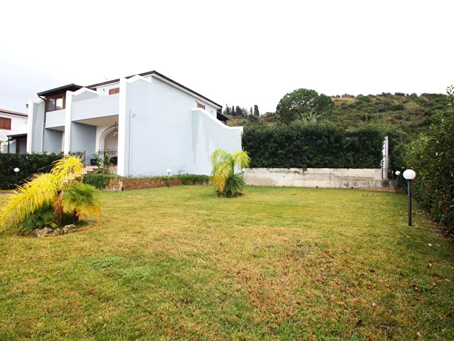 Immagine 2 di Villa in vendita  in Autostrada Messina-Palermo a Campofelice Di Roccella