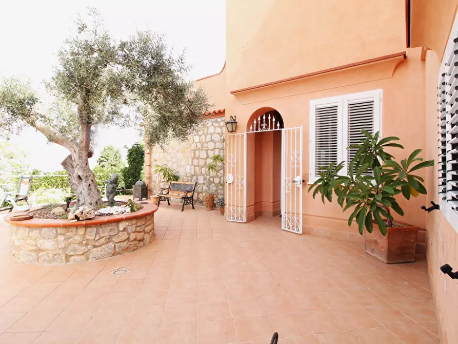 Immagine 2 di Villa in vendita  in Via Francesco Paolo Perez a Bagheria