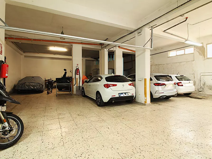 Immagine 10 di Negozio in vendita  in Via La Masa a Bagheria