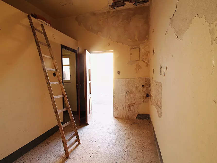 Immagine 12 di Palazzo in vendita  in Via Alessandria a Bagheria