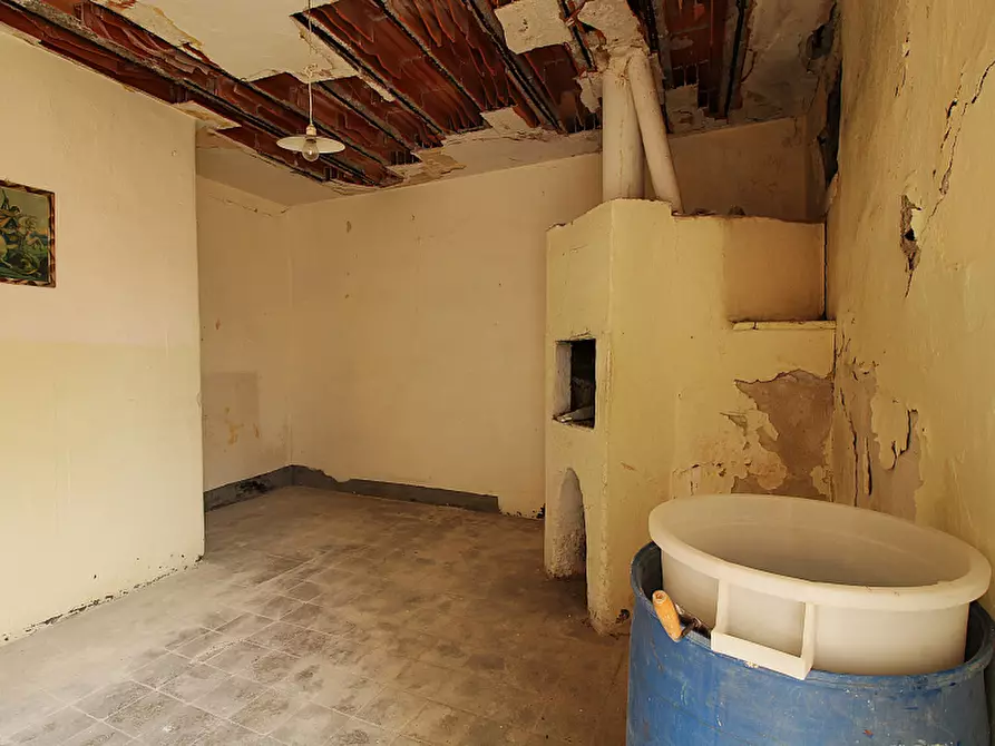 Immagine 28 di Palazzo in vendita  in Via Suppietro a Casteldaccia