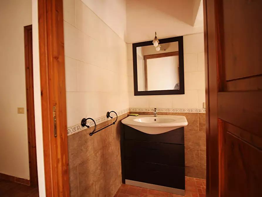 Immagine 14 di Palazzo in vendita  in Via Caramia a Bagheria