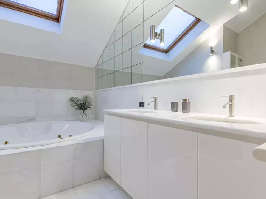 Immagine 24 di Appartamento in affitto  in Via Vittorio Emanuele II a Cernobbio